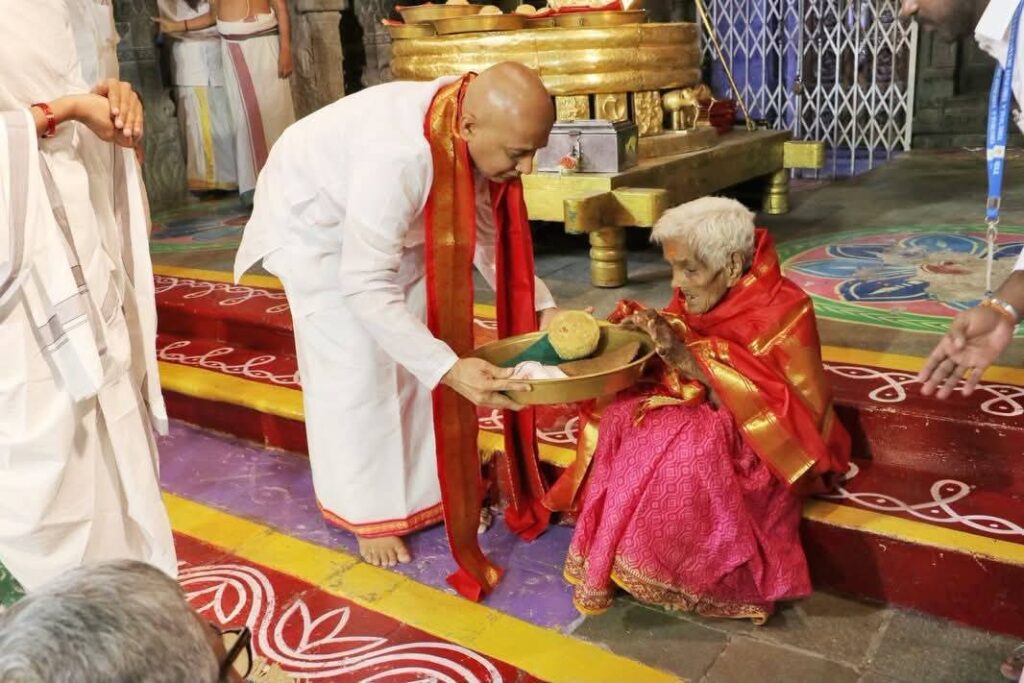 ಕಾಲ್ನಡಿಗೆಯಲ್ಲೇ ತಿರುಮಲ ಬೆಟ್ಟ ಹತ್ತಿದ 116 ವರ್ಷದ ವೃದ್ಧೆ! ವಿಶೇಷ ದರ್ಶನ ಕಲ್ಪಿಸಿ ಸನ್ಮಾನಿಸಿದ ಟಿಟಿಡಿ
