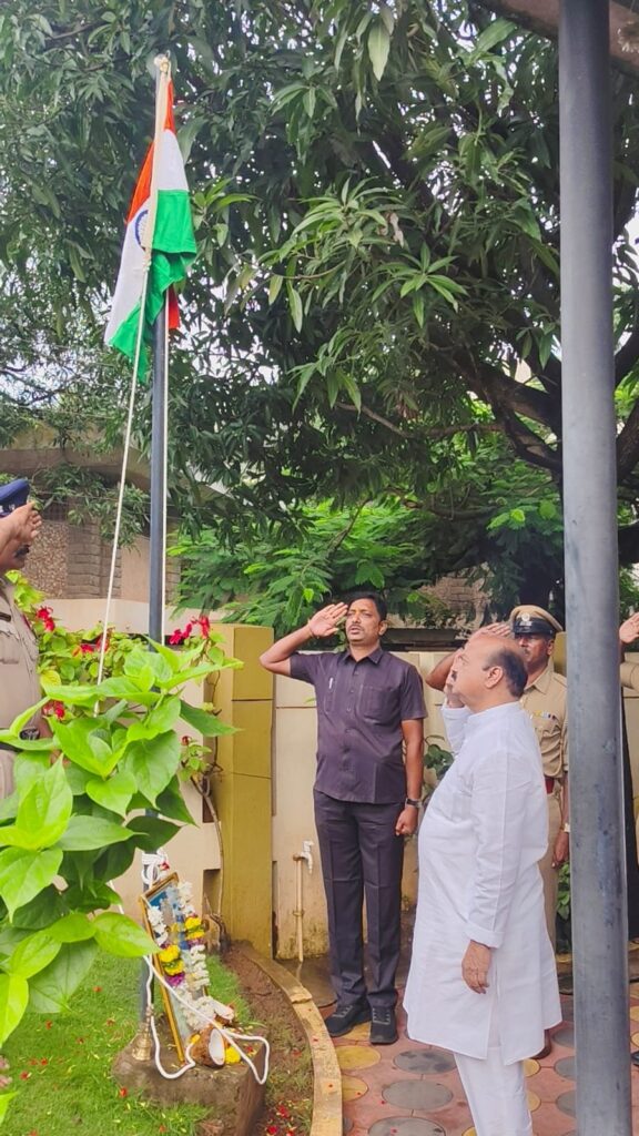 ಹುಬ್ಬಳ್ಳಿ ನಿವಾಸದಲ್ಲಿ 80ನೇ ಸ್ವಾತಂತ್ರ್ಯೋತ್ಸವ ಆಚರಿಸಿದ ಬಸವರಾಜ ಬೊಮ್ಮಾಯಿ